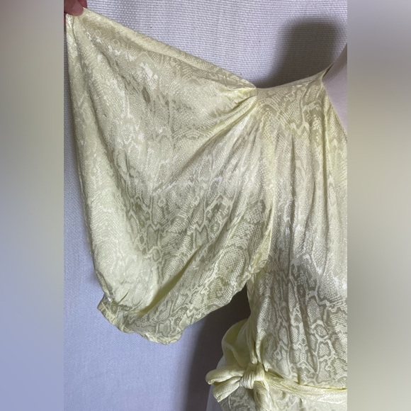 NWT Krisa puff sleeve wrap top - Picture 5 of 10